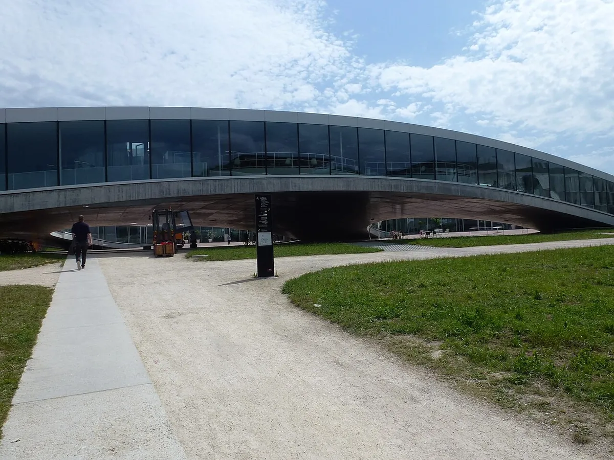 پردیس مدرن دانشگاه EPFL در لوزان سوئیس کنار دریاچه ژنو